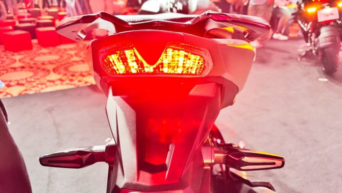 ‘Vua côn tay’ 200cc mới chính thức ra mắt giá 35 triệu đồng: Có ABS 2 kênh, rẻ hơn cả Honda Winner R