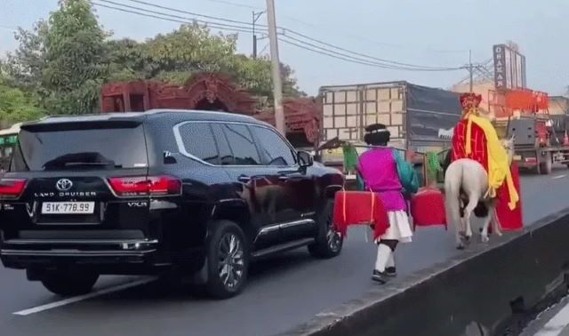 Thực hư clip 'thầy trò Đường Tăng' cưỡi ngựa đi vào làn ô tô tại TPHCM