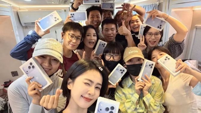 Danh tính mỹ nhân mua 14 chiếc iPhone 18 Pro Max tặng nhân viên khiến dân tình choáng về độ chịu chi