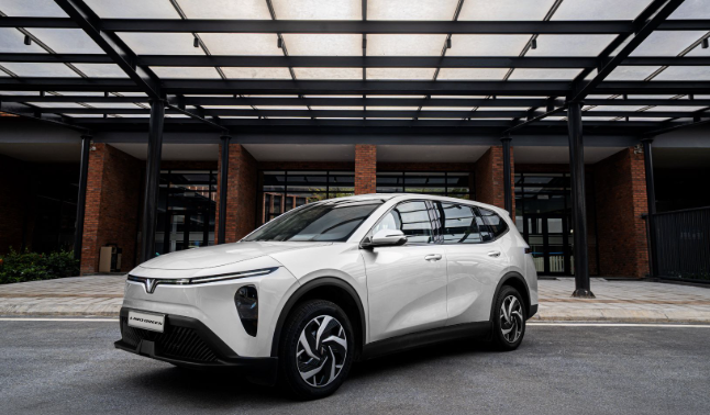 VinFast Limo Green giữ ‘ngôi vương’ MPV, Innova Cross và Mitsubishi Xpander bám đuổi quyết liệt