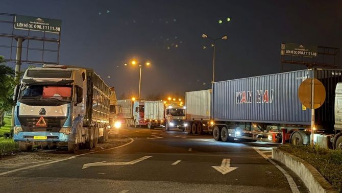 Hiện trường xe chở trụ bê tông lật ngang cầu Phú Lương, Quốc lộ 5 ùn tắc kéo dài