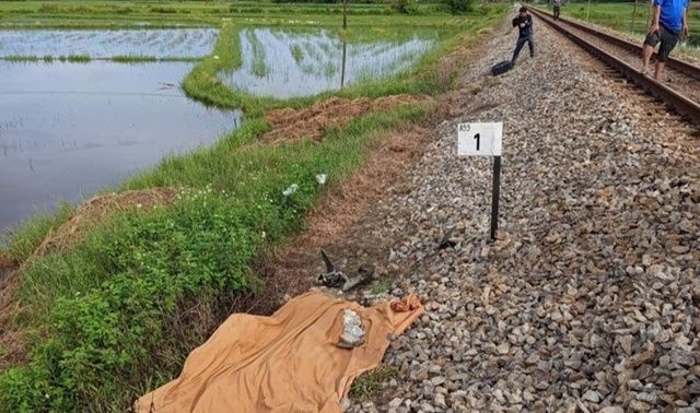 Hiện trường người đàn ông bị tàu hỏa tông tử vong, cả người và xe bị cuốn vào tàu