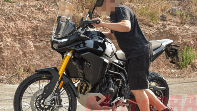 Triumph Tiger 900 2027 lộ diện: Thiết kế mới, khung sườn kéo dài, động cơ 3 xi-lanh gây chú ý