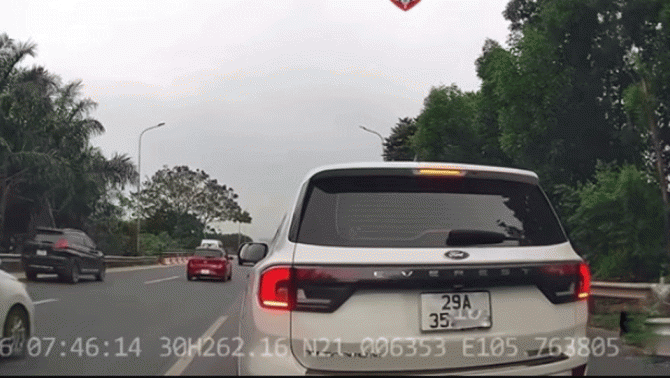 Cái kết vụ nam tài xế ô tô thản nhiên vượt làn khẩn cấp, chặn đầu xe khác trên Đại lộ Thăng Long