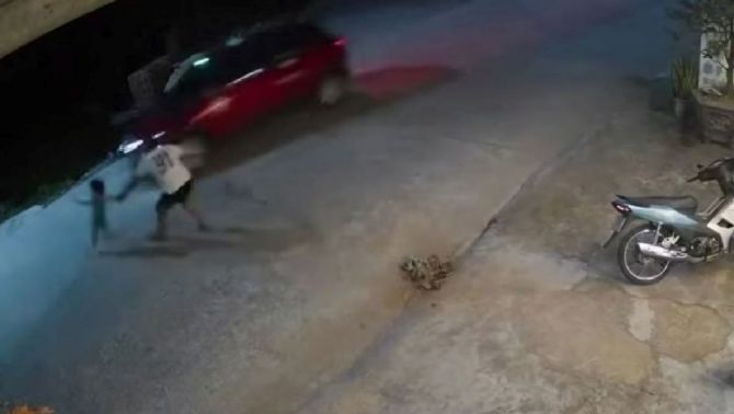 Bé gái bất ngờ lao ra trước đầu ô tô, người đàn ông đang quét dọn có hành động gây chú ý