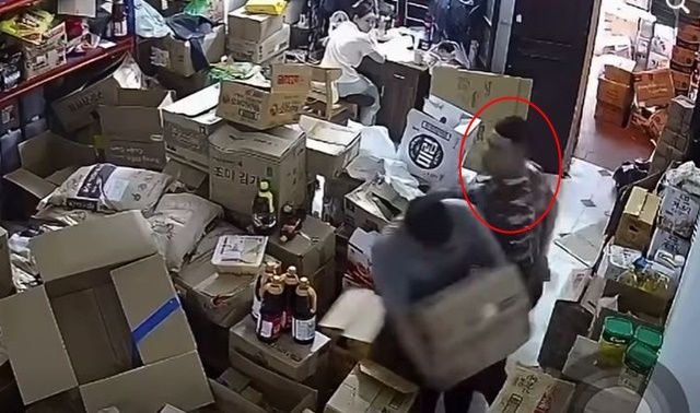 Xôn xao clip người đàn ông ‘tương tác vật lý’ gãy mũi nhân viên giao hàng vì bị va vào chân