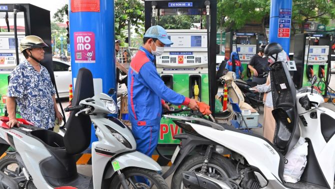 Giá xăng dầu hôm nay 27/9: E5 RON 92 giảm sâu, E10 RON 95 về 22.000 đồng/L ở kỳ điều hành tới? Giá lăn bánh VinFast VF 3