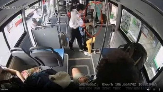 Nhân viên xe buýt tuyến 152 bị đình chỉ sau hành động bất ngờ với hành khách