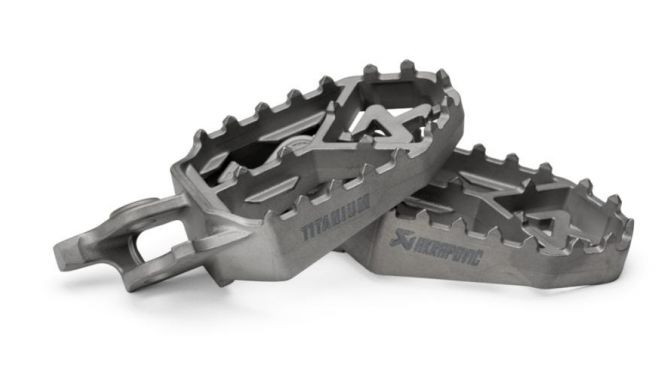 Akrapovic bất ngờ 'đá sân' sang làm gác chân titan, dân chơi enduro có thêm món đồ hiệu cực chất