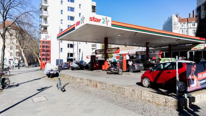 Giá xăng dầu tăng vọt, châu Âu tung hàng tỷ euro hỗ trợ người dân