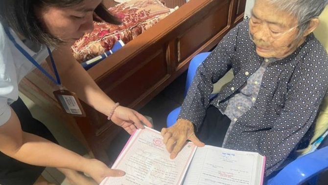 Cụ ông Sái Văn Cá 92 tuổi ở Hà Nội được cán bộ đến tận nhà hỗ trợ đăng ký kết hôn