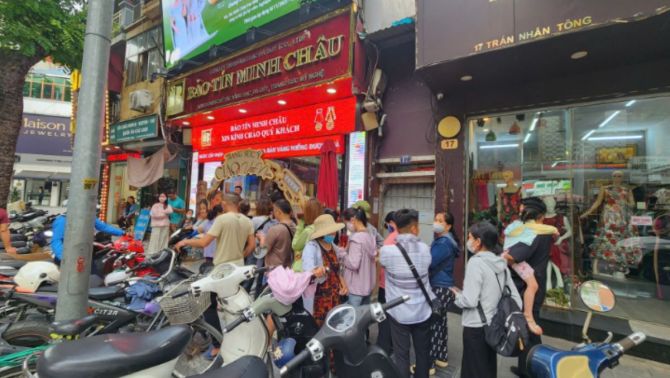 Giá vàng hôm nay 29/9 mới nhất: Vàng SJC và vàng 9999 'đi lùi' liên tục, áp lực bán càng 'nặng nề'