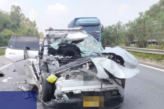 Xe ô tô con vỡ nát sau cú đâm đuôi xe đầu kéo trên cao tốc Nội Bài - Lào Cai, 1 người bị thương