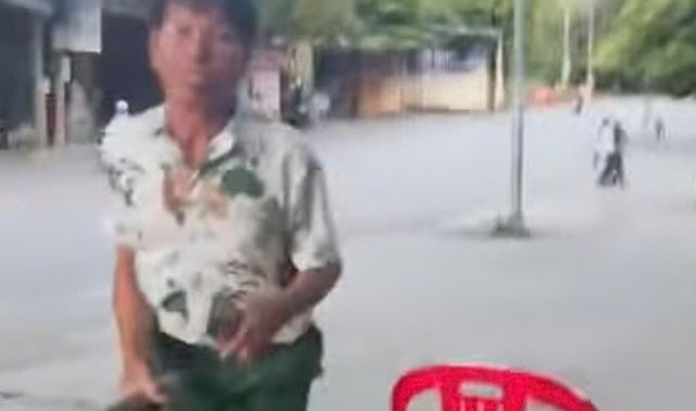 Xôn xao clip va chạm giữa người đàn ông lớn tuổi và 1 nam thanh niên tại nhà hàng ở Ninh Bình, công an vào cuộc