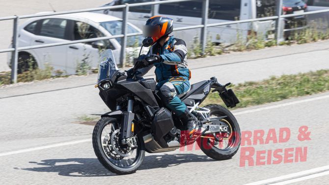 KTM 990 Adventure sắp tái xuất: 'Quái vật' 947cc chuẩn bị khuấy đảo làng adventure!
