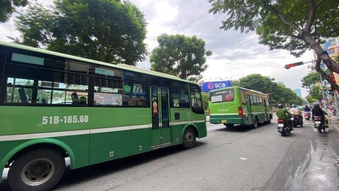 Vượt xe buýt tưởng đơn giản nhưng cực nguy hiểm: Chỉ một cú lắc tay lái có thể trả giá đắt