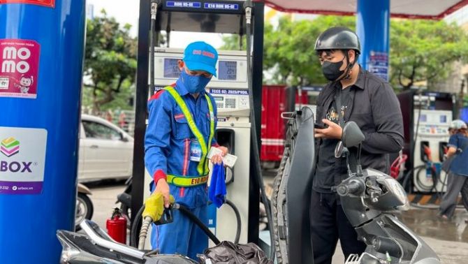 Giá xăng dầu chiều 4/10: RON 92 và E10 RON 95 có thể đua giảm với dầu, về 20.000 đồng/lít? Giá đầy bình xe côn tay 150cc