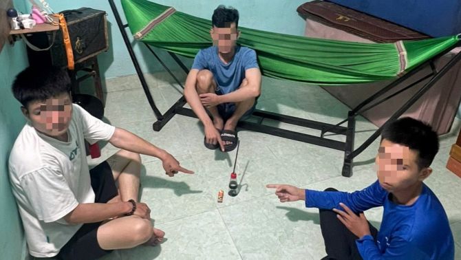 Kiểm tra đột xuất nhà cụ ông 73 tuổi ở Gia Lai, công an bắt khẩn cấp 3 thanh niên SN 2002
