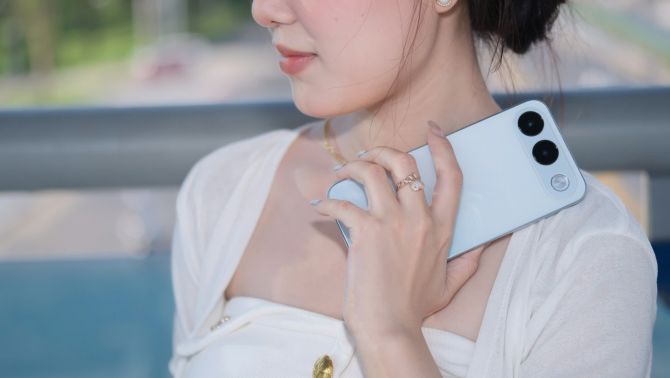 Trên tay OPPO A7 Pro 5G: Điểm cộng màn hình, lưng nhám sang trọng và tính thực dụng hằng ngày