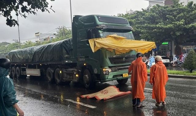 Hiện trường tai nạn nghiêm trọng giữa xe máy và xe đầu kéo trên QL 1A khiến 1 người tử vong