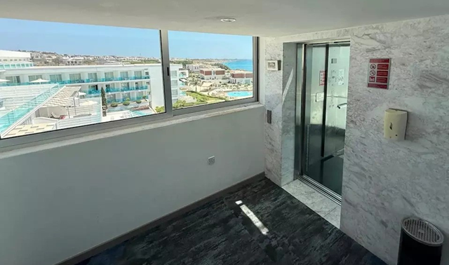 Bế con trai 2 tuổi lên bệ cửa sổ ngắm cảnh, người cha không ngờ chỉ vài giây sau xảy ra thảm kịch