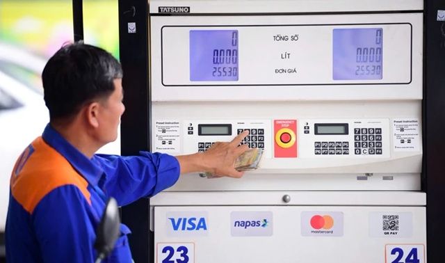 Giá xăng hôm nay 10/10: Tăng mạnh hơn 5.200 đồng/lít sau 6 kỳ điều chỉnh liên tiếp, dầu diesel diễn biến trái chiều