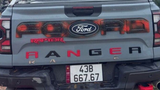 Thông tin ban đầu về tài xế Ford Ranger Raptor lắp đèn nóc xe gây chói mắt người đi đường và cái kết