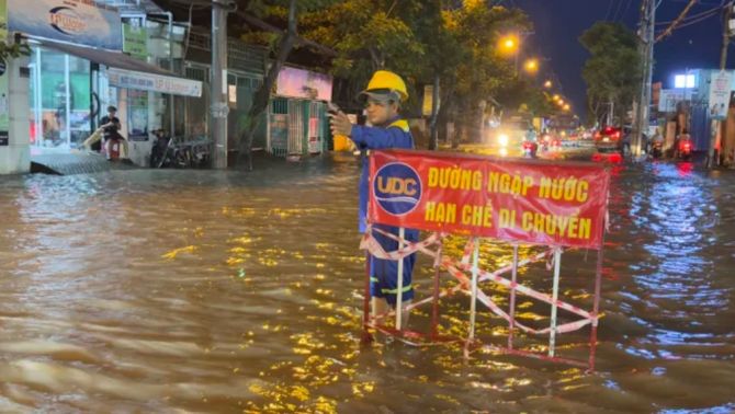 Triều cường chiều 11/10 khiến nhiều tuyến đường tại TPHCM chìm trong nước, xe chết máy