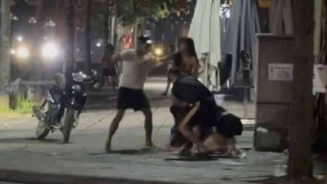 Vụ nhóm thanh niên nam nữ xô xát giữa đường ở Hà Nội: Thông tin ban đầu về nguyên nhân