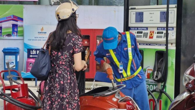 Giá xăng dầu hôm nay 13/10: Dầu diesel về gần 29.000 đồng/lít, RON 92 và E10 kỳ tới sẽ rẻ hơn? Giá lăn bánh VinFast VF 9