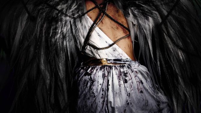 Halloween 2026 trường Báo gửi gắm thông điệp nhân văn qua bộ ảnh chủ đề 'Hamartia'