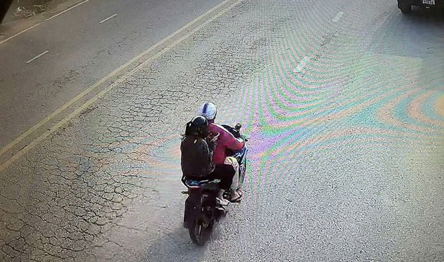 Camera ghi lại khoảnh khắc nữ sinh 16 tuổi lên xe máy của nam thanh niên lạ, sau đó gia đình mất liên lạc