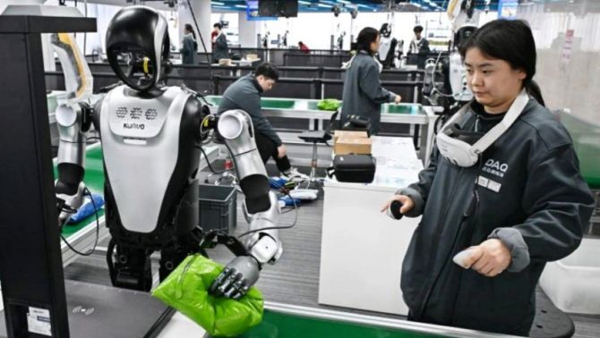 Trào lưu thuê người dạy robot làm việc nhà tại Trung Quốc: Bất ngờ với mức thu nhập