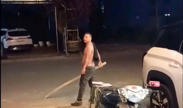 Đã tìm ra danh tính nam thanh niên cởi trần cầm gậy sắt đập phá ô tô trong đêm ở Bắc Ninh
