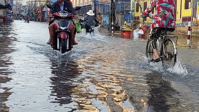 Triều cường dâng cao: Xe máy điện tưởng chống nước tốt vẫn có thể hỏng nặng nếu mắc 5 sai lầm này