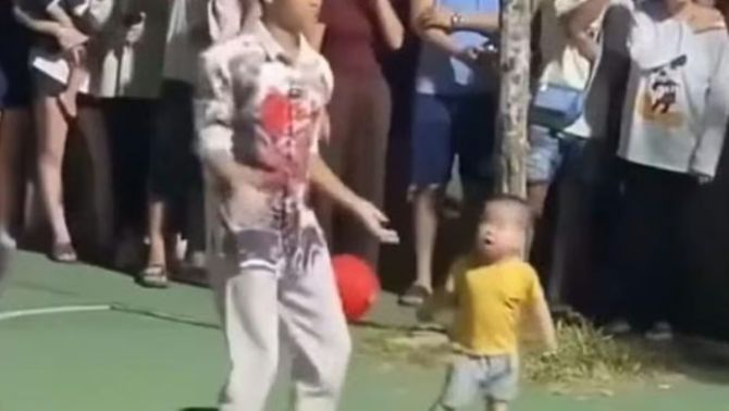 Bắc Ninh: Nam thanh niên livestream nhảy múa giữa công viên Lãm Làng, phớt lờ cả lực lượng chức năng