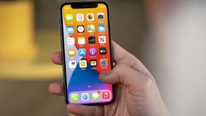 Đây là iPhone Mini rẻ nhất Việt Nam, có 5G, màn OLED xịn, không quá thua iPhone 17 mới