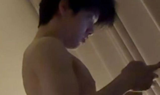 Xôn xao loạt ảnh nhạy cảm của ca sĩ Soobin trong khách sạn với 1 người đàn ông