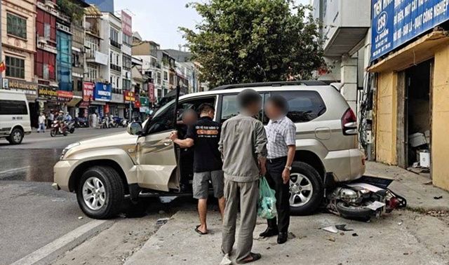 Hiện trường ô tô bất ngờ lùi cuốn xe máy chở 2 người phụ nữ vào gầm