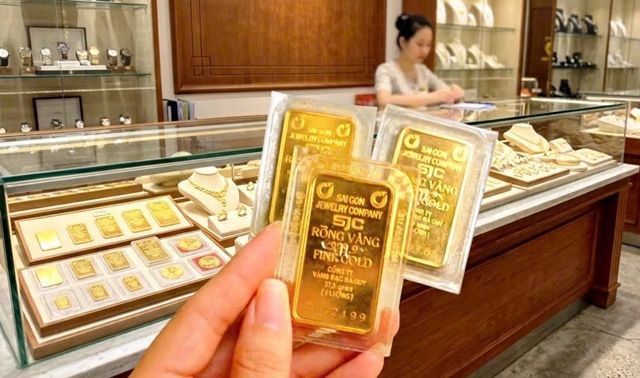 Giá vàng liên tục lao dốc nhiều phiên liên tiếp do giá dầu tăng, dấy lên lo ngại lạm phát giá cả