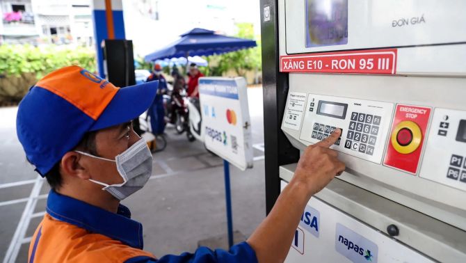 Giá xăng dầu sáng nay 25/10: E10 RON95 và E5 RON92 an toàn trong ngưỡng rẻ, Diesel cực bèo? Giá đầy bình xe máy Piaggio