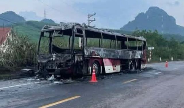 Cháy xe khách chở 25 người ở Quảng Ninh, hiện trường phương tiện cháy trơ khung