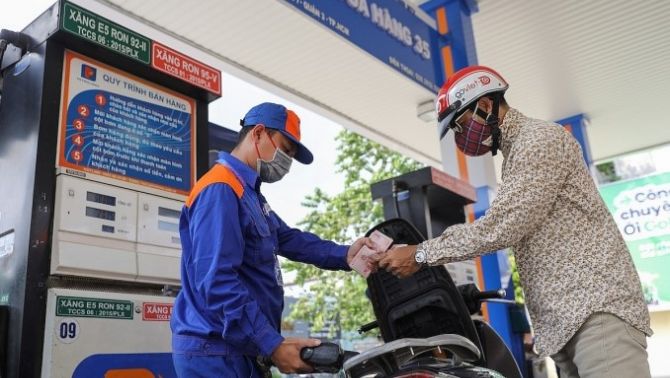 Giá xăng dầu trưa 30/10: Dầu diesel tăng qua mốc 30.000 đồng/lít, E10 RON 95 và RON 92 vẫn rẻ? Giá lăn bánh VinFast VF 8