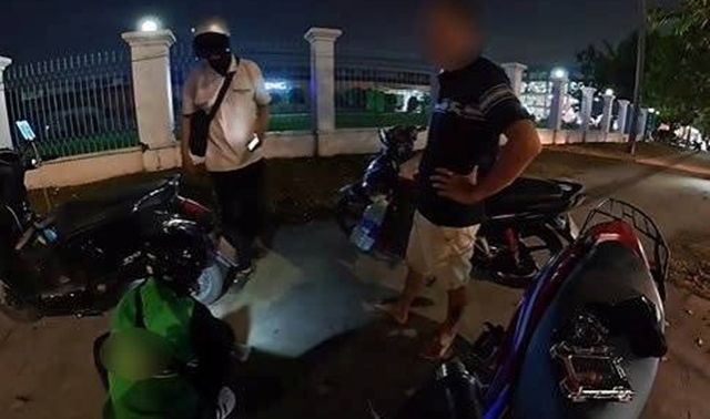 Đang vá xe giúp người đi đường, tài xế xe ôm bất ngờ bị người đàn ông dọa đánh giữa phố