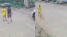 Bé trai la hét trong đau đớn vì bị chó cắn, chủ nhà thản nhiên đóng cổng khiến dân tình bức xúc 