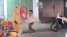 Clip người đàn ông dùng ghế tấn công cảnh sát giao thông với hung hăng, đe dọa, lý do gây bức xúc?