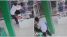 Phẫn nộ clip người đàn ông hành hung dã man cô gái ở cửa hàng hoa quả, sững sờ lý do ra tay