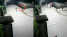Clip em bé ngã xuống mương nước, anh trai nhỏ tuổi có hành động nhanh trí cứu em trong gang tấc