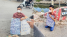 Clip nam thanh niên bị bạn gái đòi chia tay, đến quỳ trước cổng công ty kèm 2 tấm biển đe dọa 