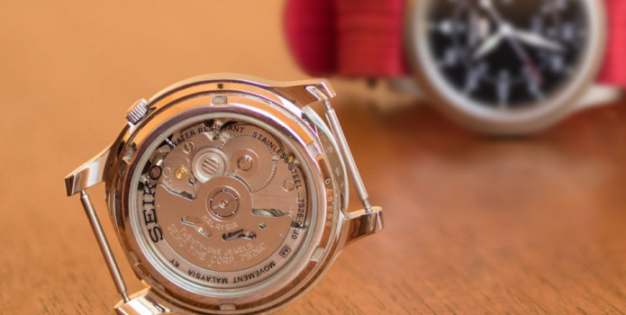 Đồng hồ Seiko 5 quân đội nên mua chính hãng hay xách tay?